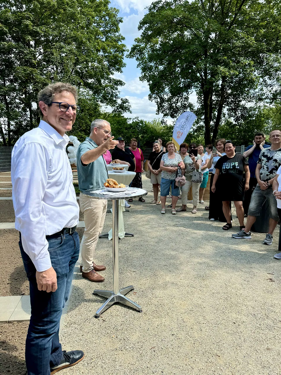 Am 17.7.2024 wurde die neue Grünanlage mit Kinderspiel und Gemeinschaftsgarten in Würzburg Heuchelhof vom Bürg